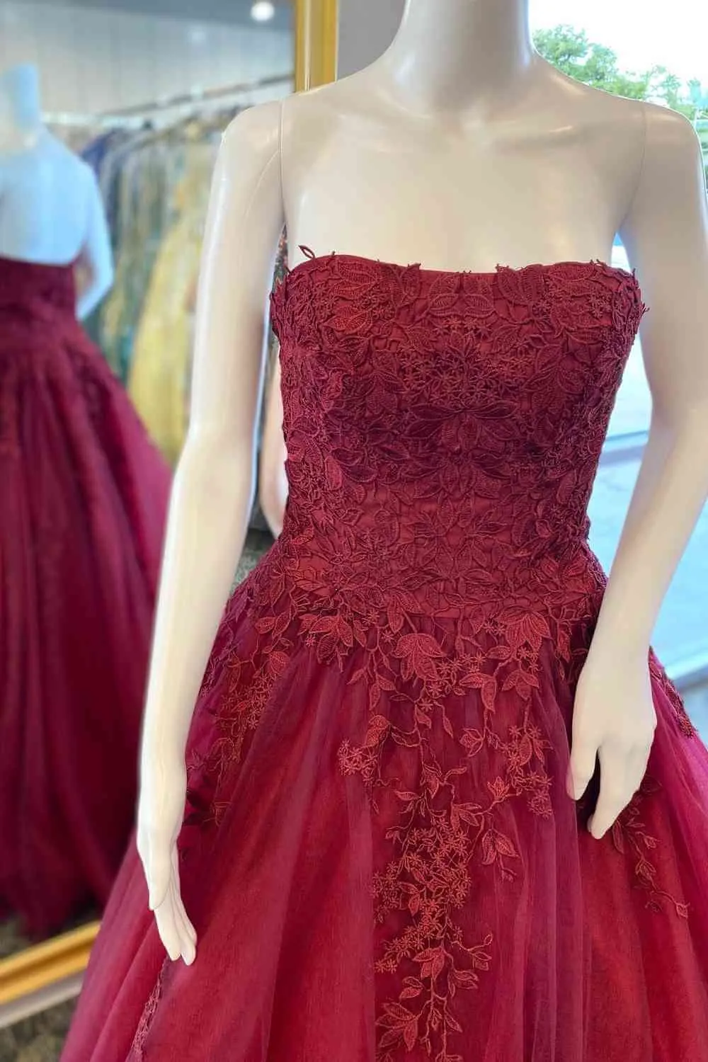 A-Line 2025 Burgundy Lace Prom Dresses Strapless Appliques Long Formal Dress