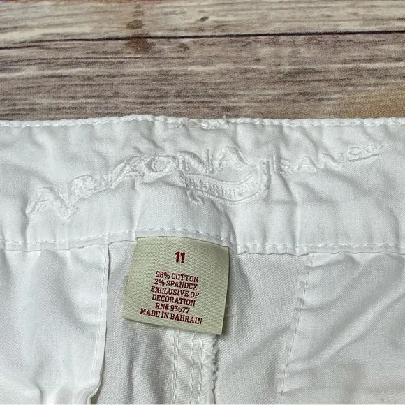 Arizona Jean Company Size 11 (Juniors) White Mini Corduroy Shorts