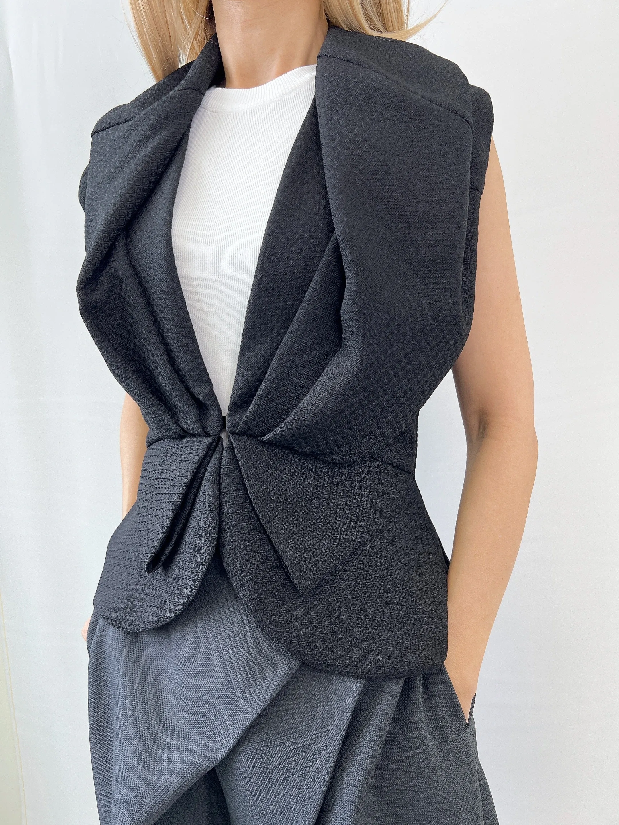 Bien Capelet in Black