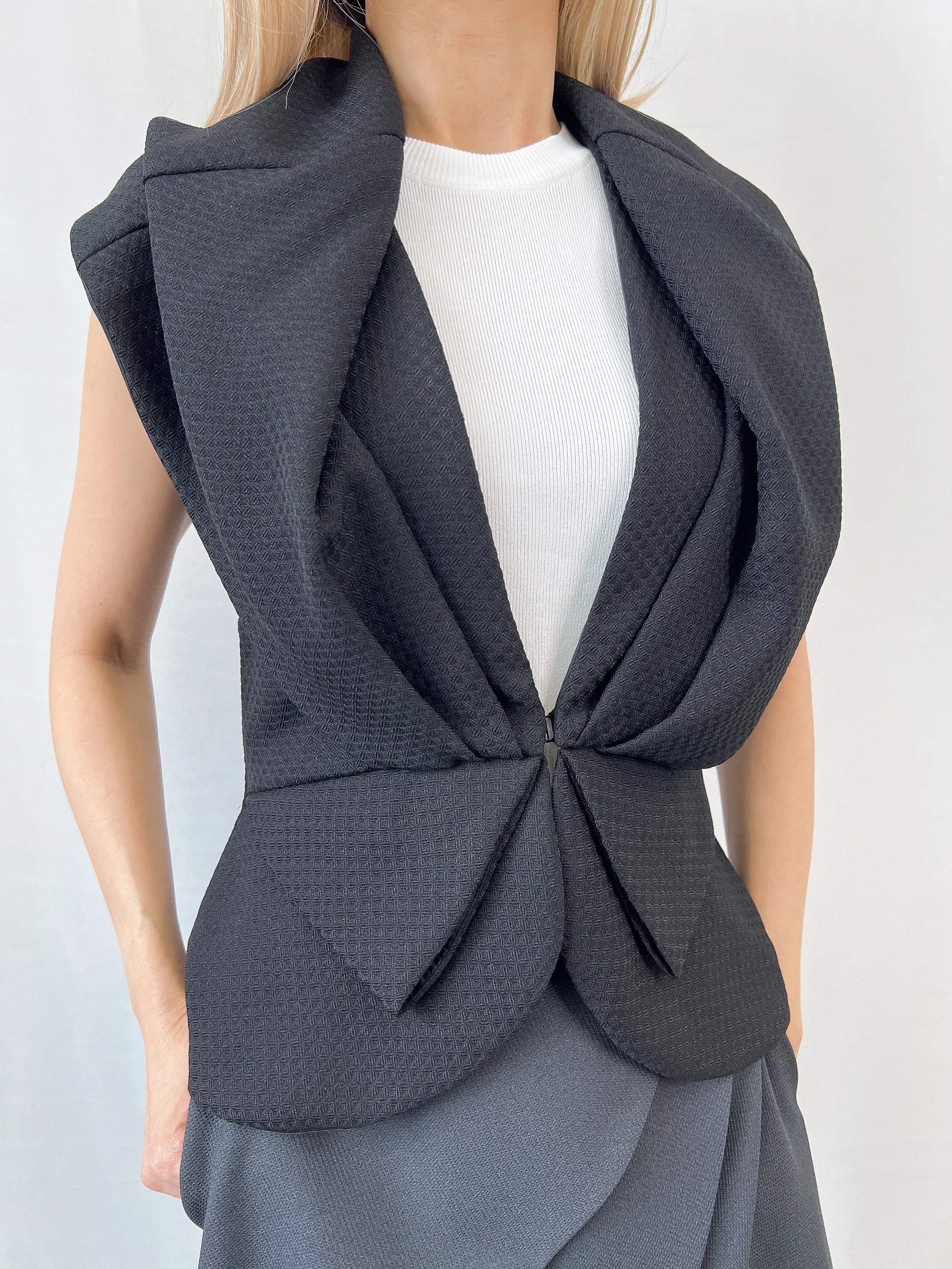 Bien Capelet in Black