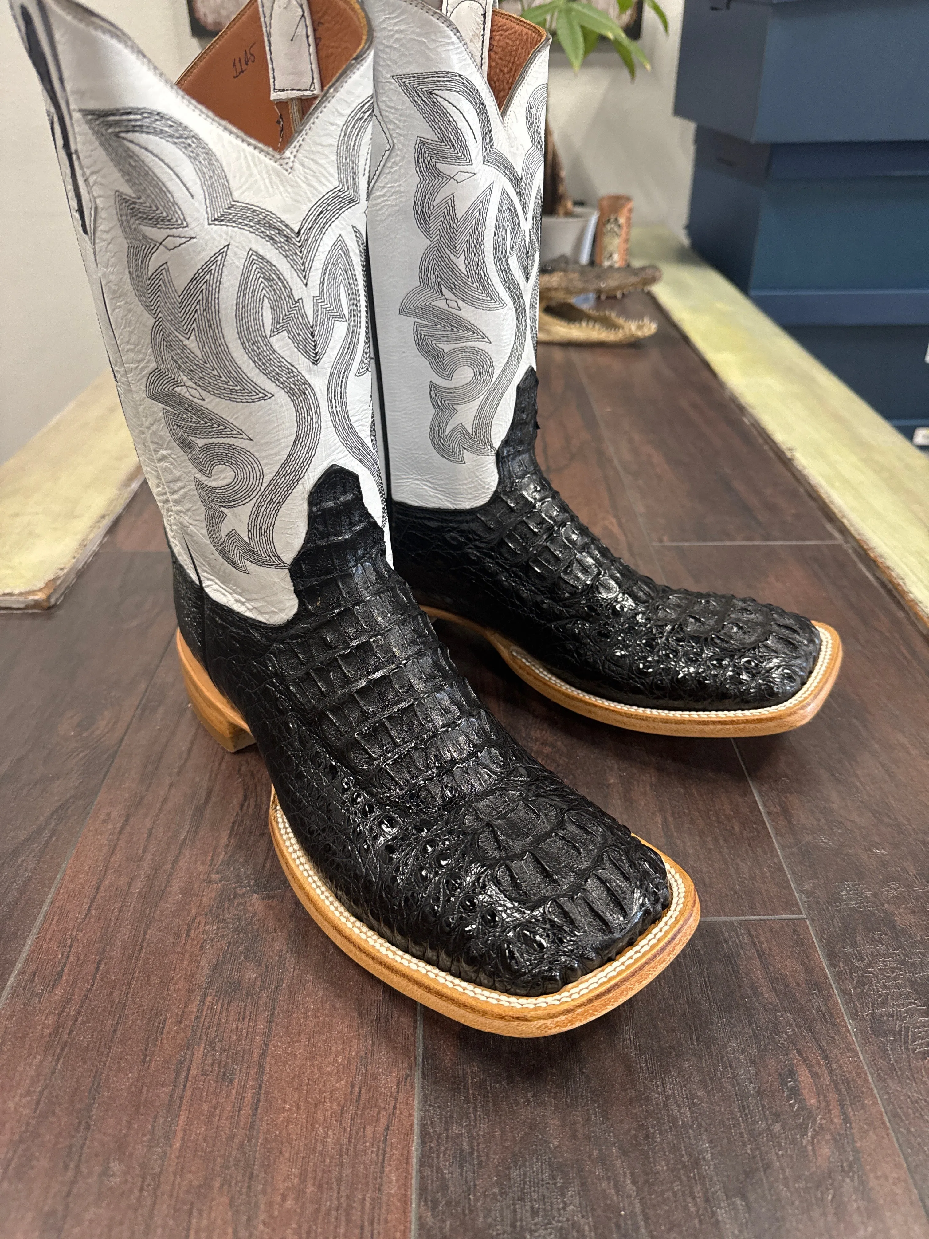 Caiman hornback neck- Black