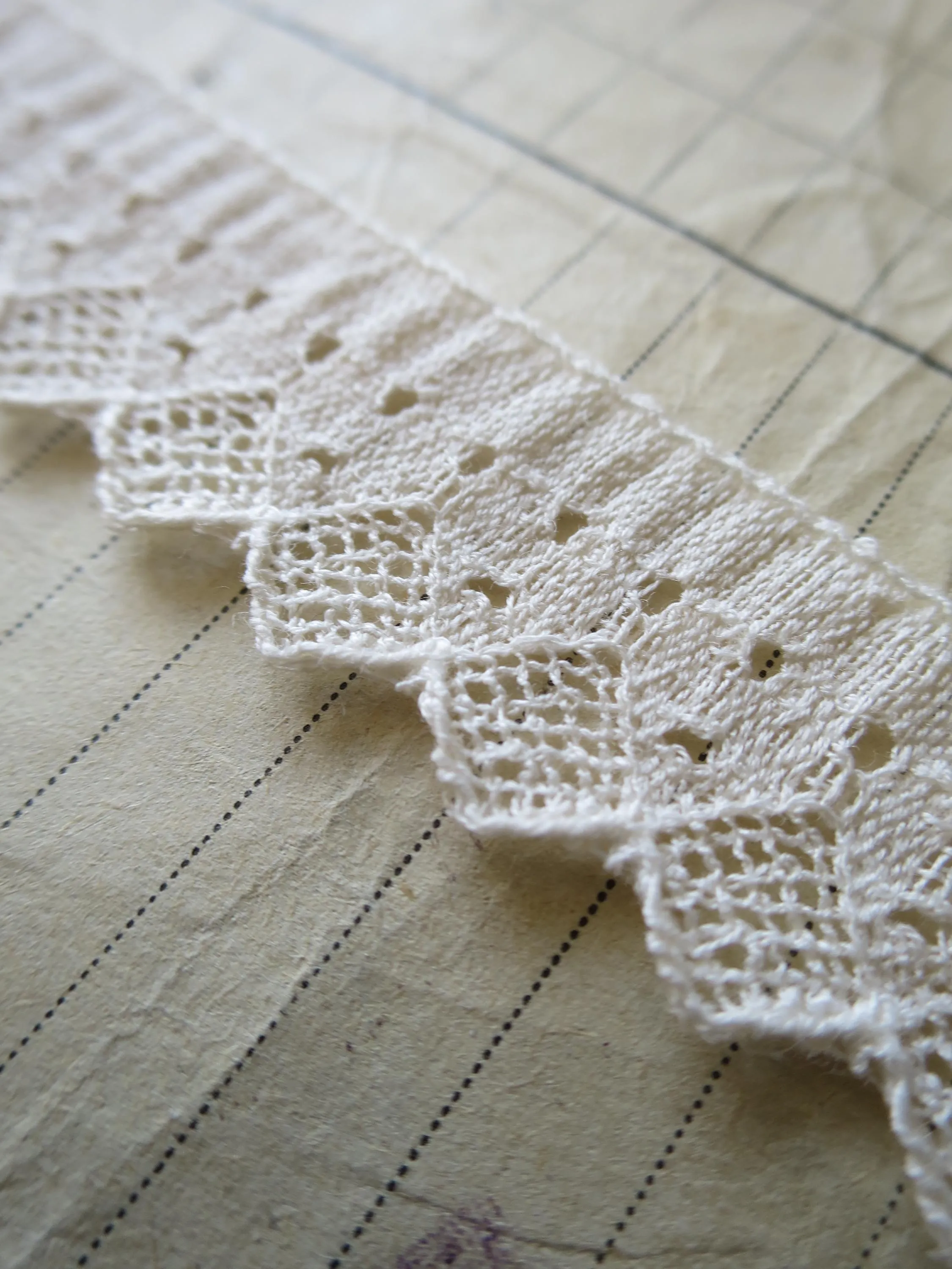Ecru English Nottingham Fine Valenciennes Lace- Zig Zag- 2 cm