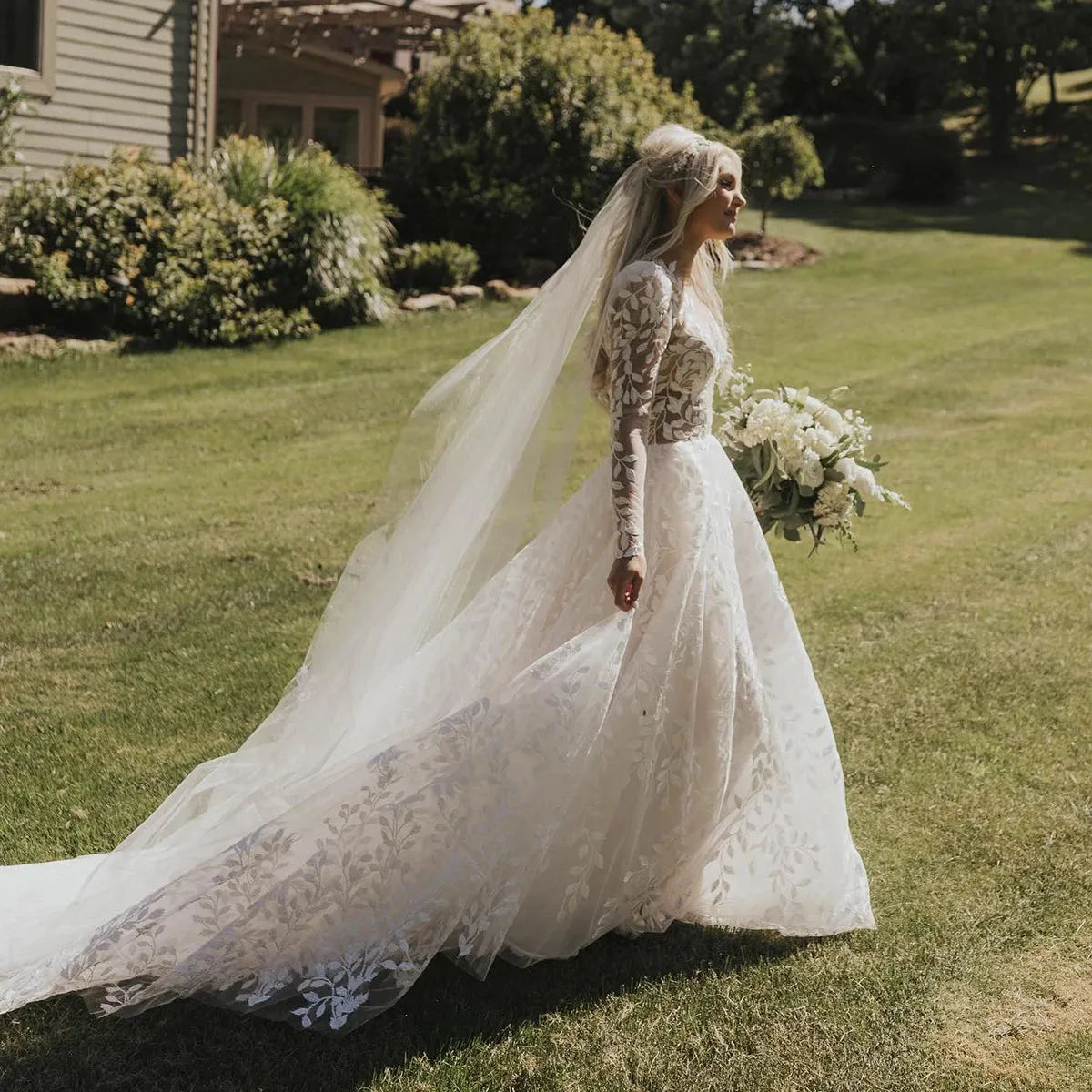 Embroidered Leaf Lace Exquisite Pricess Wedding Dress Long Sleeves Plus Size Customized Illsion Mesh Bridal Gowns With Bras