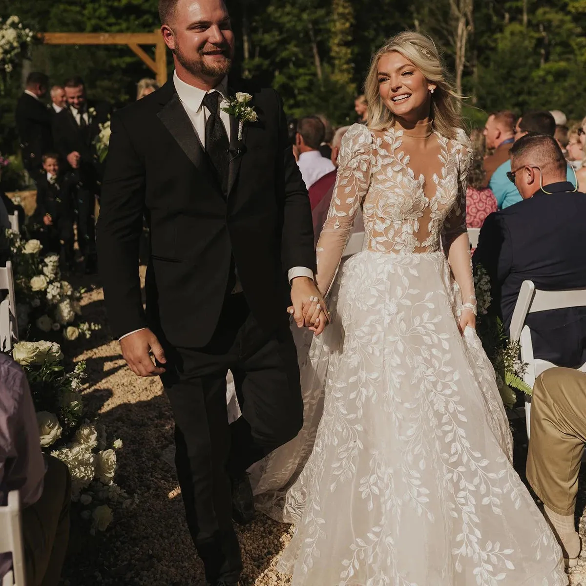 Embroidered Leaf Lace Exquisite Pricess Wedding Dress Long Sleeves Plus Size Customized Illsion Mesh Bridal Gowns With Bras