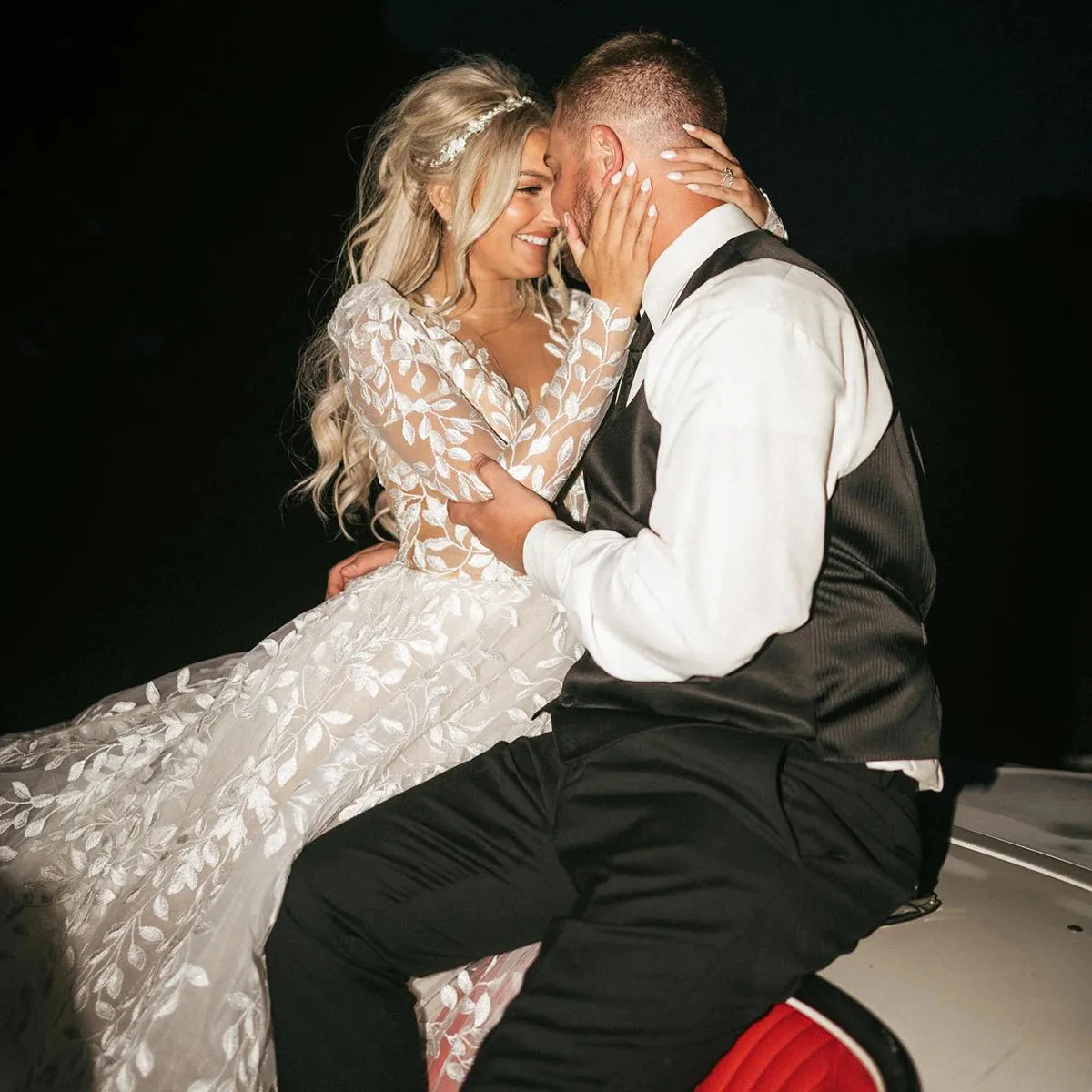 Embroidered Leaf Lace Exquisite Pricess Wedding Dress Long Sleeves Plus Size Customized Illsion Mesh Bridal Gowns With Bras