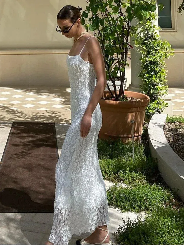 Kenna - Flattering long lace dress