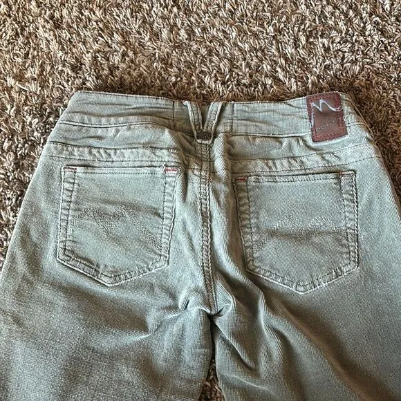 Marlow light green corduroy shorts, size 27.