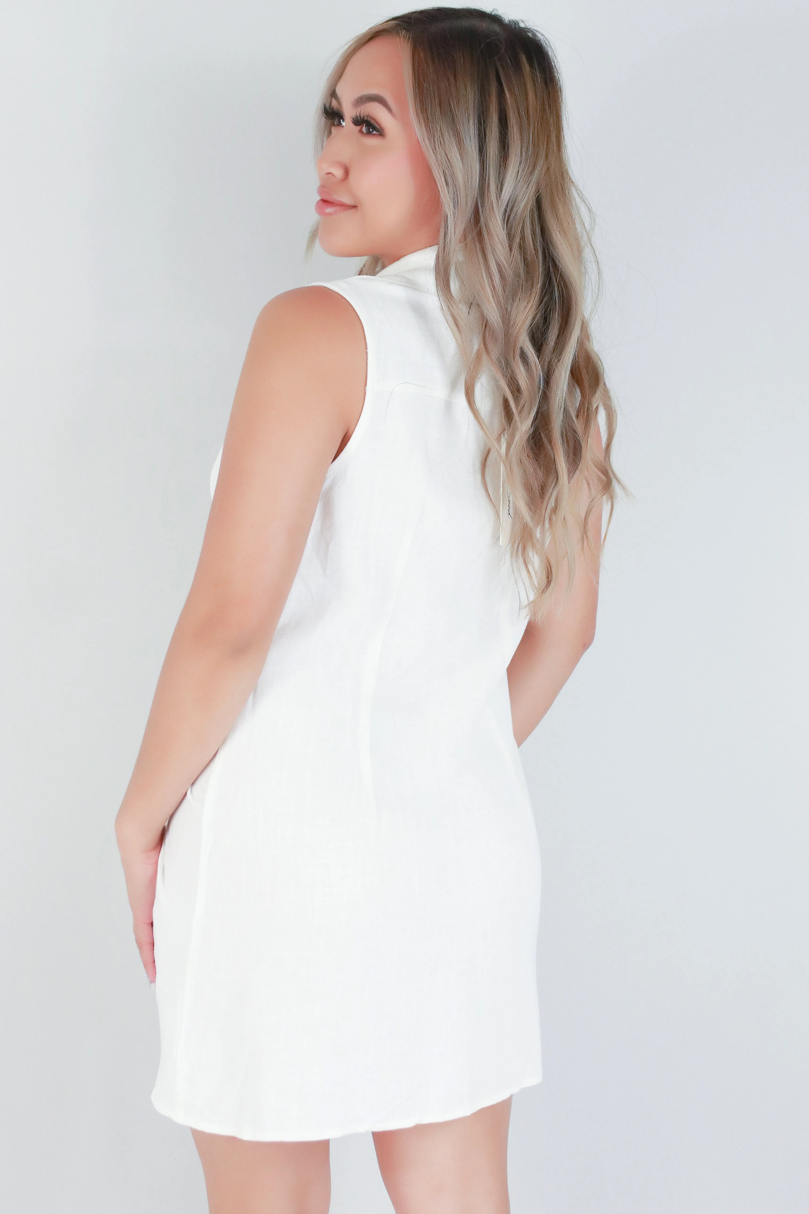 SLEEVELESS COLLARED DRESS