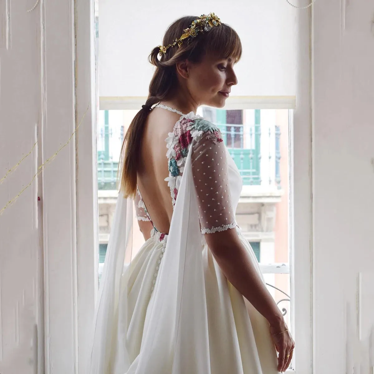 Two Pieces Dotted Tulle Wedding Dress Removale Chiffon Cape Train Satin Embroidered Flowers Backless Customized Bridal Gowns