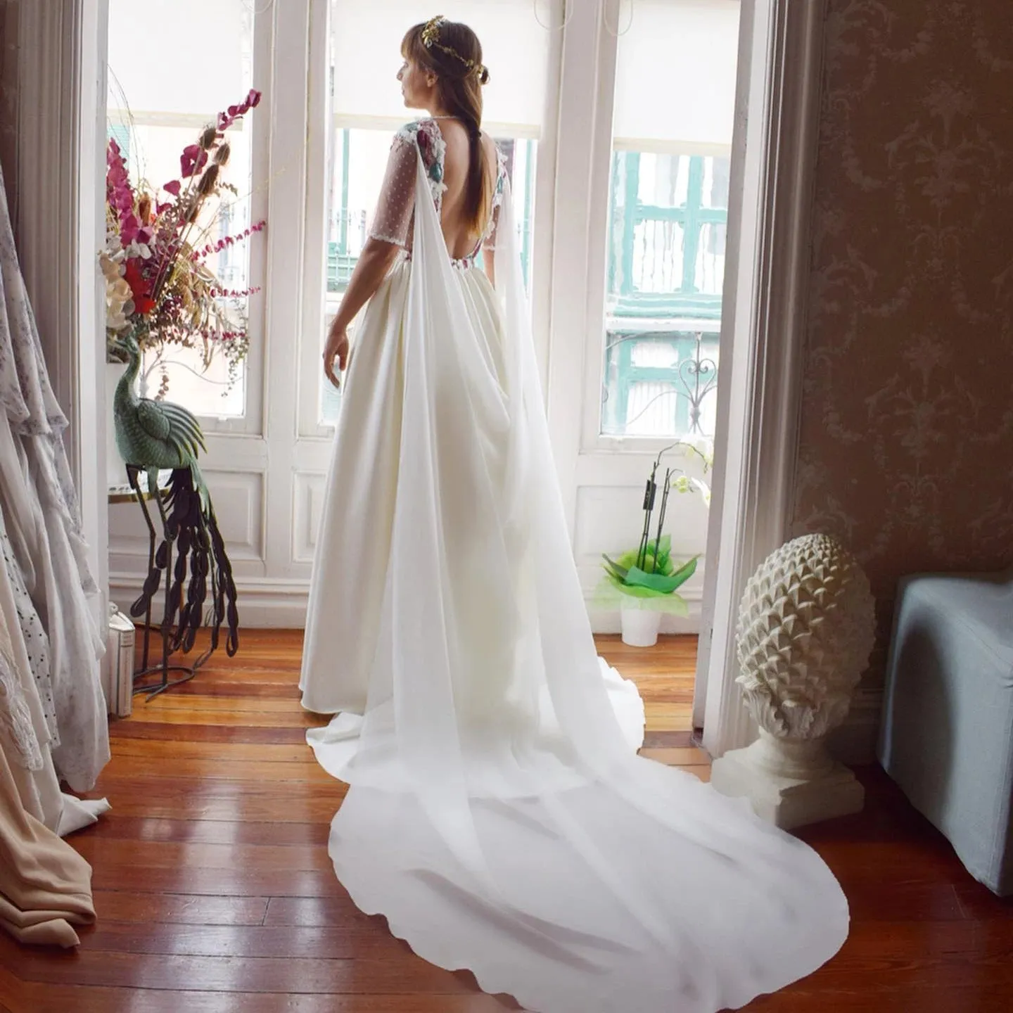 Two Pieces Dotted Tulle Wedding Dress Removale Chiffon Cape Train Satin Embroidered Flowers Backless Customized Bridal Gowns