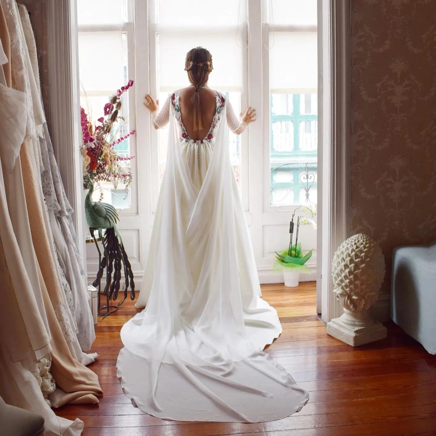 Two Pieces Dotted Tulle Wedding Dress Removale Chiffon Cape Train Satin Embroidered Flowers Backless Customized Bridal Gowns