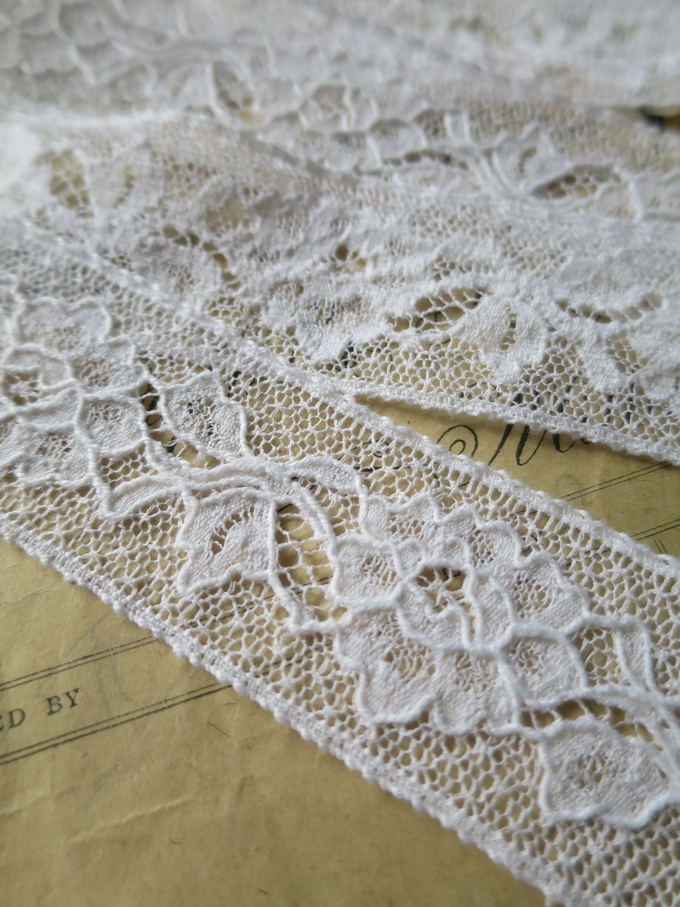 White English Nottingham Lace- Alencon Flowers- Insertion- 3.5 cm