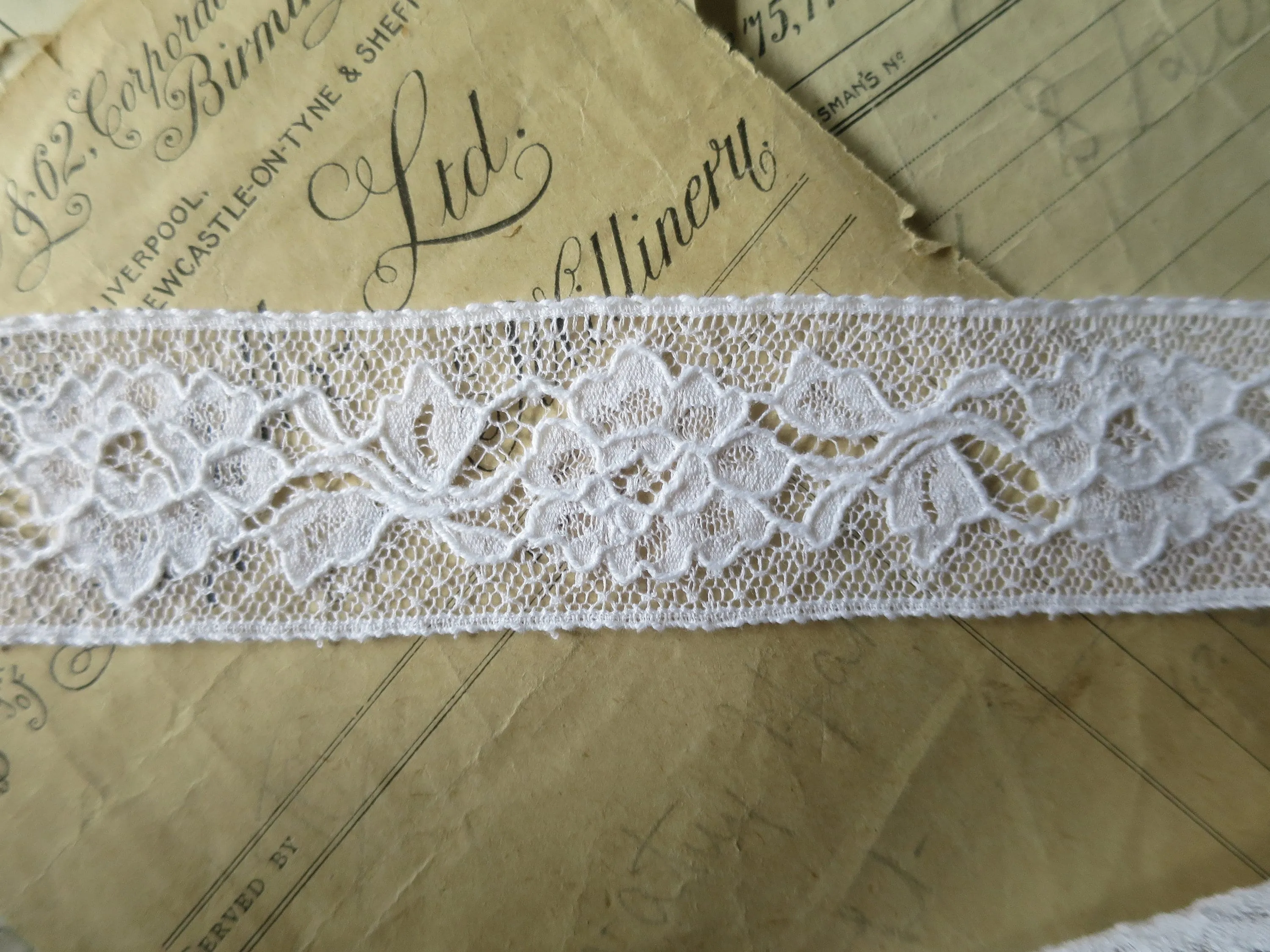 White English Nottingham Lace- Alencon Flowers- Insertion- 3.5 cm