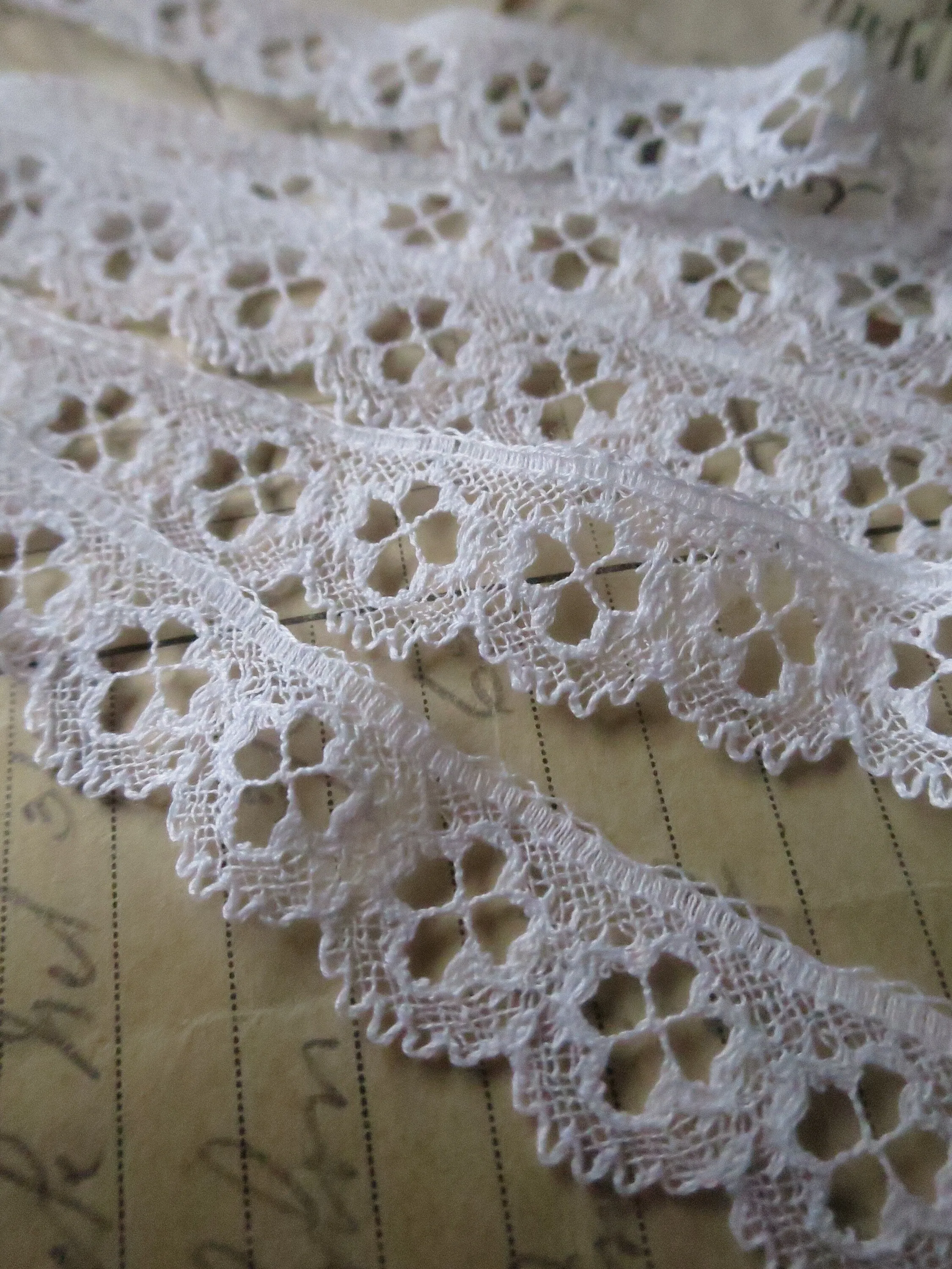 White English Nottingham Lace- Bucks Point Clover Eyelets- 1.7 cm
