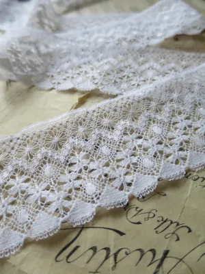 White English Nottingham Lace- Fine Torchon Flowers- 5.5 cm