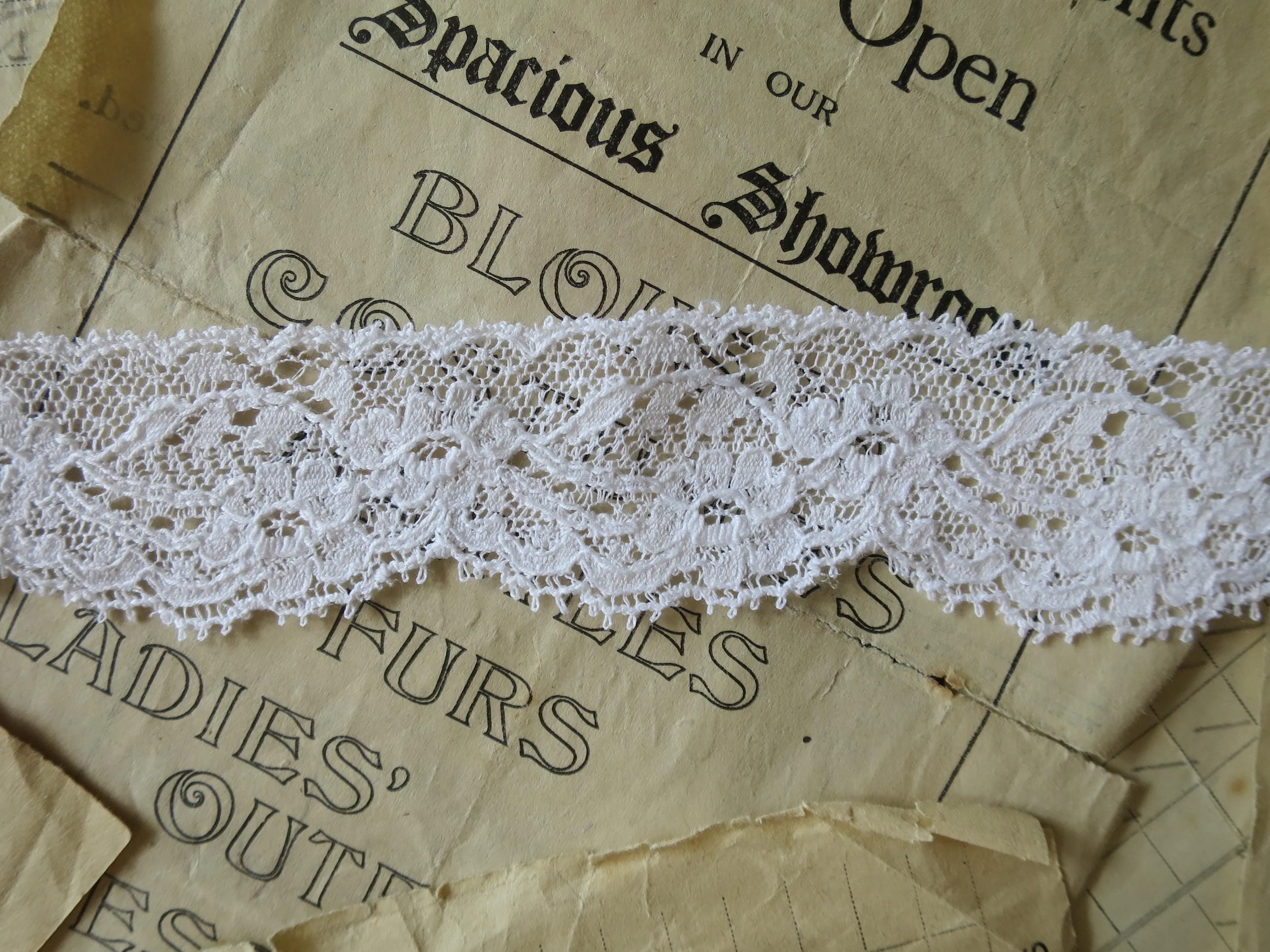 White English Nottingham Lace- Frothy Floral Roses Swags Point Lace- 3 cm
